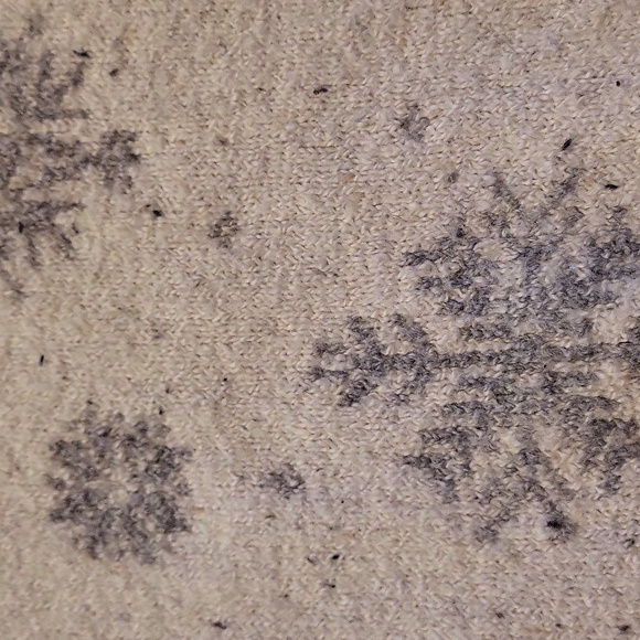 โ๏ธ Snowflake confetti pullover sweater! - Picture 10 of 10